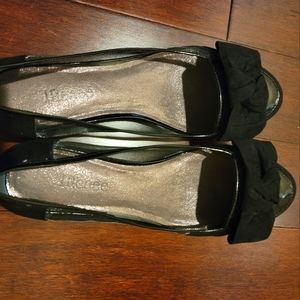 Ladies flat shoes